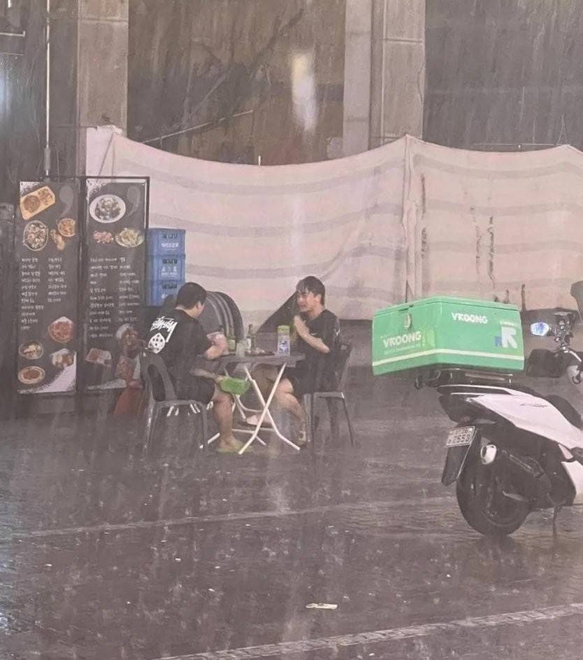 비 좀 맞는다고 안죽어 마셔