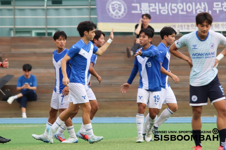 [2025 대학축구 U리그1] 뚫리지 않은 방패, 더욱 날카로워진 창, 완벽한 경기력으로 4-0 대승을 완성한 연세대